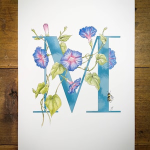 Impresión giclée M is for Morning Glory. Una letra M azul o rosa con una flor de campanilla serpenteando a través de ella y un abejorro. Hermosa para la habitación de un niño.