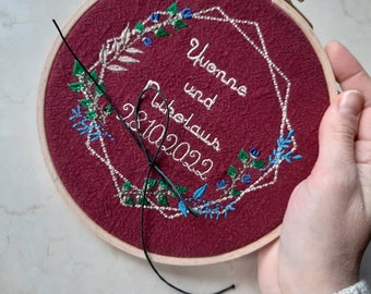 Ring cushion in embroidery frame, personalized!