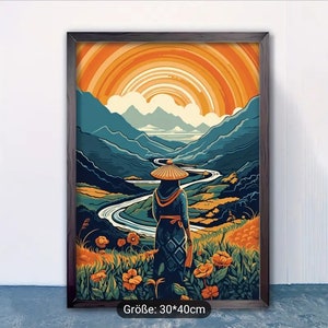Könnte beinhalten: Eine gerahmte Illustration einer Frau in einem traditionellen Hut, die in einem Feld mit orangefarbenen Blumen steht. Die Frau blickt auf einen gewundenen Fluss, der zu einem Gebirge führt, hinter dem eine leuchtend orange Sonne untergeht. Der Text "Größe: 30*40cm" befindet sich am unteren Rand des Bildes.