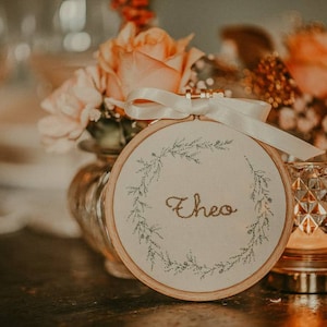 2 en 1 ! Broderie dans un cadre comme cadeau d'invités, marque-place, porte-nom pour mariages, baptêmes, communions ou anniversaires