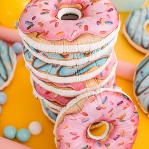 Kissen Spielzeug Donuts personalisierte Kinder Kissenbezug, Spielzimmer Dekor, Geschenk für Kinder, Kissen Bild 5