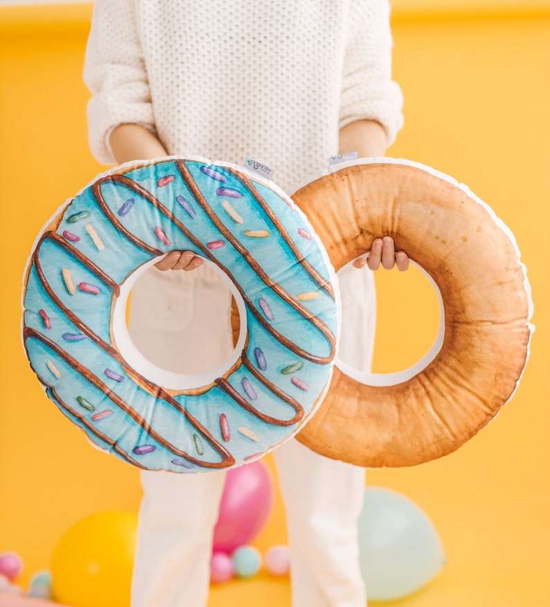 Kissen Spielzeug Donuts personalisierte Kinder Kissenbezug, Spielzimmer Dekor, Geschenk für Kinder, Kissen Bild 3