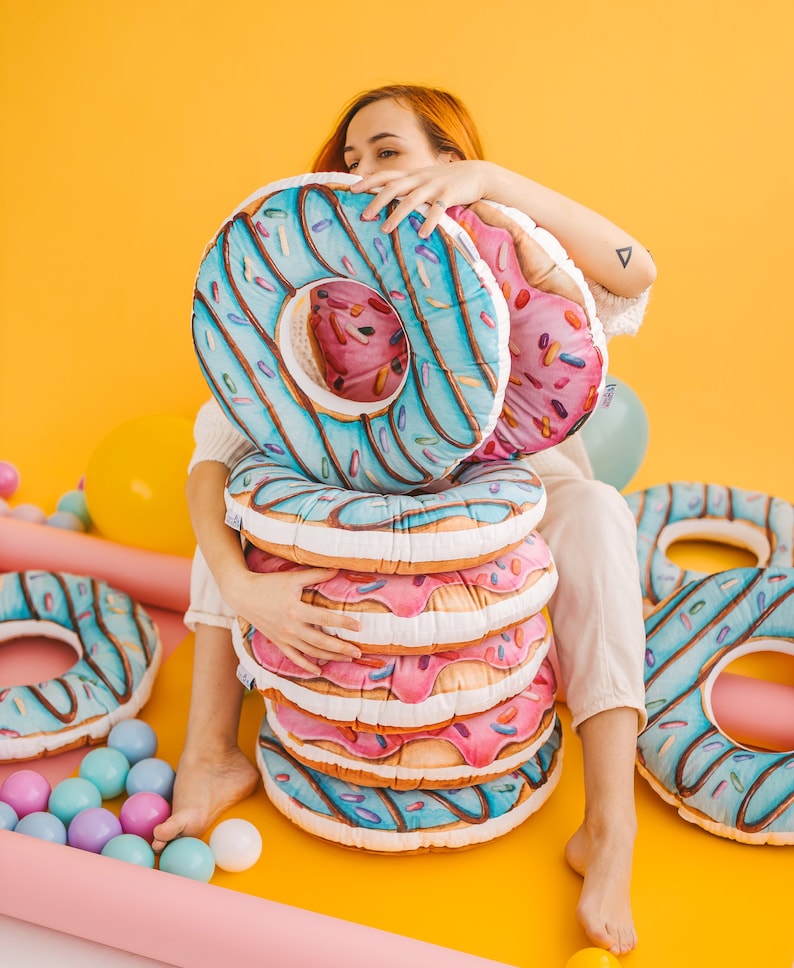 Kissen Spielzeug Donuts personalisierte Kinder Kissenbezug, Spielzimmer Dekor, Geschenk für Kinder, Kissen Bild 2