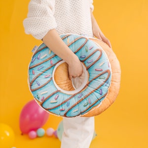 Kissen Spielzeug Donuts personalisierte Kinder Kissenbezug, Spielzimmer Dekor, Geschenk für Kinder, Kissen Bild 1