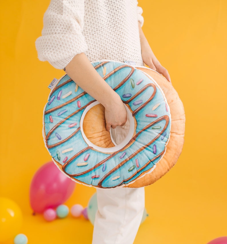 Kissen Spielzeug Donuts personalisierte Kinder Kissenbezug, Spielzimmer Dekor, Geschenk für Kinder, Kissen Bild 1