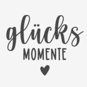 Könnte beinhalten: Schwarzweißgrafik mit dem Text "glücks momente" und einem kleinen Herz darunter.