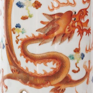 Antieke Chinese famille rose tongzhi porseleinen drakenpenseelpot wucai vaas 同治五彩筆筒