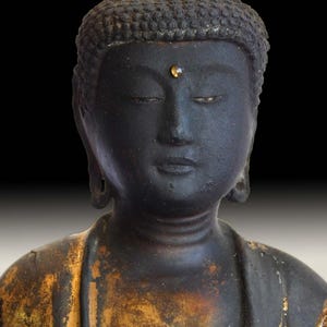 Puede incluir: Una taza de cerámica blanca con un asa negra y el texto "But First, Coffee" en un estilo manuscrito. La taza está sobre una superficie blanca. La taza mide aproximadamente 10 cm de alto.