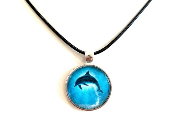 Collier Noir En Caoutchouc Avec Un Joli Pendentif Dauphin - 45,5 Cm - Parfait Pour Un Look Décontracté
