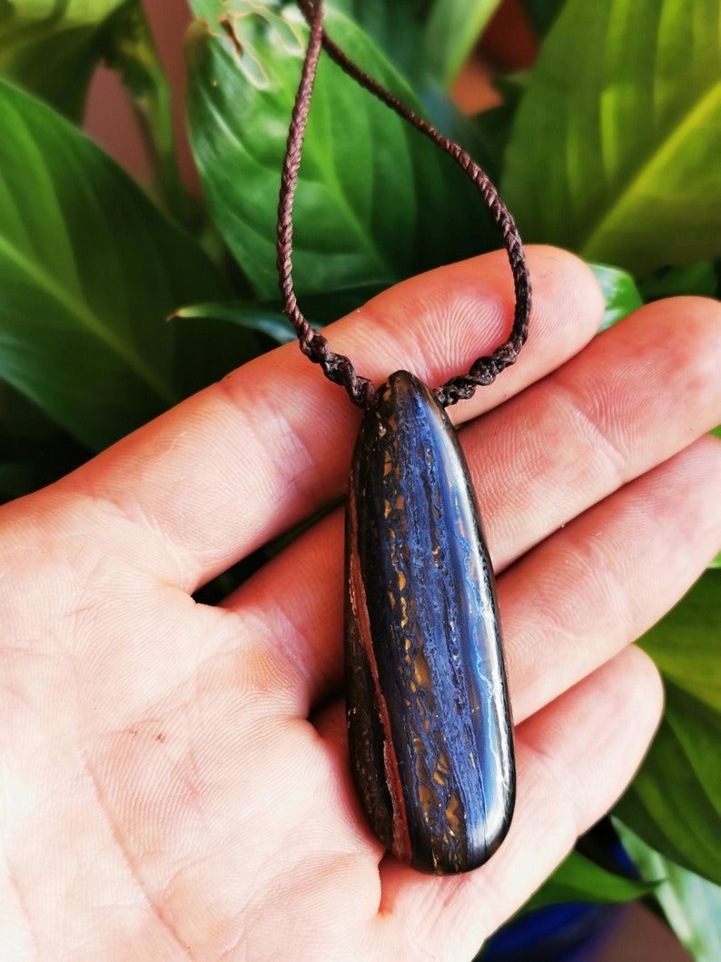 Pierre du Sportif Shamanic Iron Eye collar and brown macram\u00e9 thread Renowned for physical recovery and giving vitality