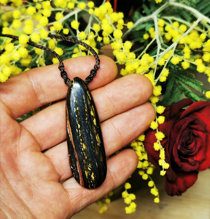 Pierre du Sportif Shamanic Iron Eye collar and brown macram\u00e9 thread Renowned for physical recovery and giving vitality