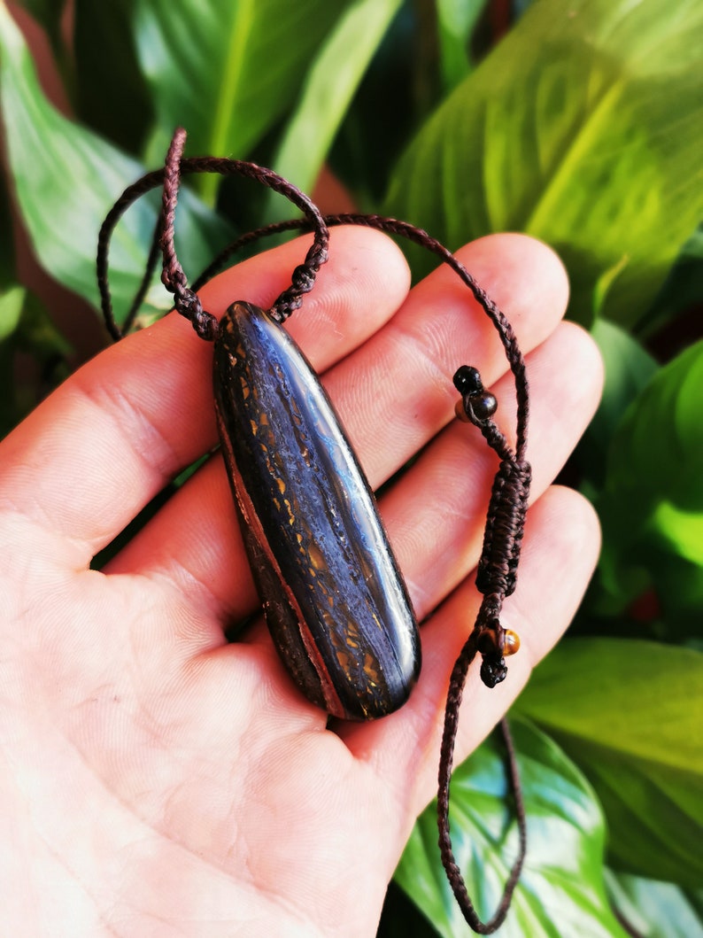 Pierre du Sportif Shamanic Iron Eye collar and brown macram\u00e9 thread Renowned for physical recovery and giving vitality