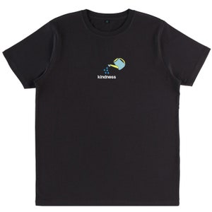 Puede incluir: Camiseta negra con un gr&aacute;fico de una regadera azul que vierte agua sobre la palabra "kindness" en blanco.