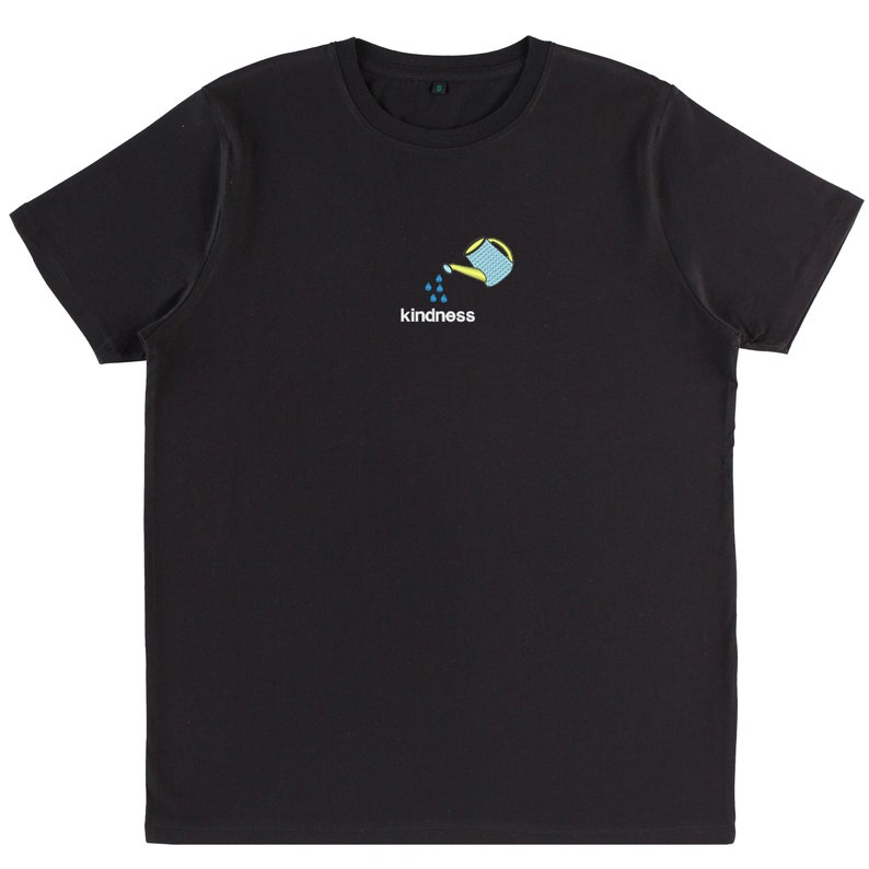 Puede incluir: Camiseta negra con un gr&aacute;fico de una regadera azul que vierte agua sobre la palabra "kindness" en blanco.