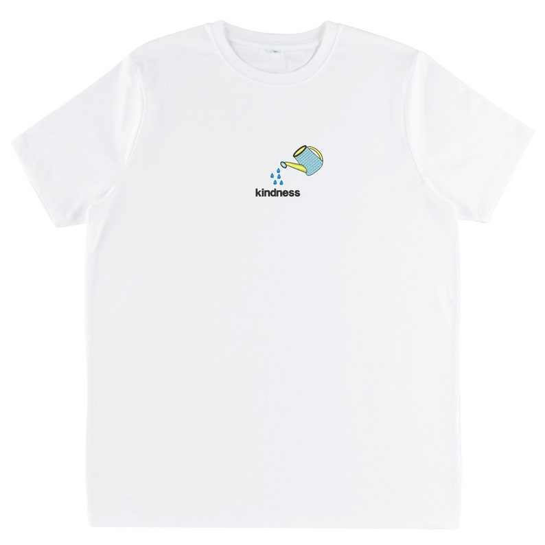 Puede incluir: Camiseta blanca con un gr&aacute;fico de regadera azul y amarilla y la palabra "kindness" impresa debajo.