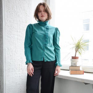 Vintage 70&#39;s Bohemian Green Puff Sleeved Ruffle Trim Blouse