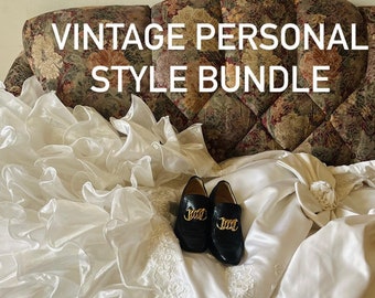 Può includere: Un pacchetto in stile vintage con un abito bianco a balze e mocassini neri con dettagli color oro. Il testo "VINTAGE PERSONAL STYLE BUNDLE" è visualizzato sull'immagine. Gli articoli sono disposti su un divano a fantasia floreale.