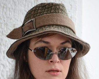 Chapeau vintage en laine marron avec boucle