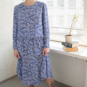 Vintage 80&#39;s Midi White/Blue Patterned Long Sleeved Dress