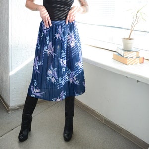 Vintage 80&#39;s Blue Pleated Midi Floral Print Skirt