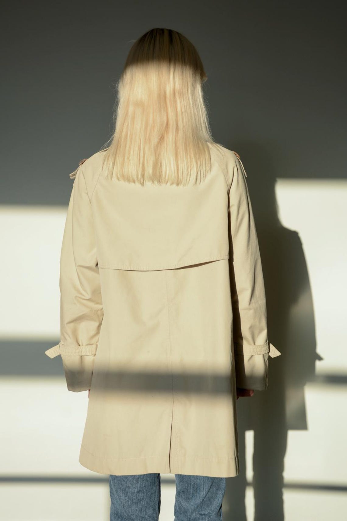 Vintage Beige Short Trench Coat, foto 3 di 5