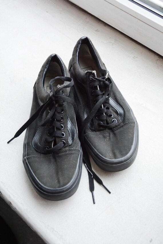 Vintage Black Vans Trainers | Classic Retro Vans Off The Wall Sneakers | Size 6 UK 39 EU | Unisex Black Canvas Skater Shoes