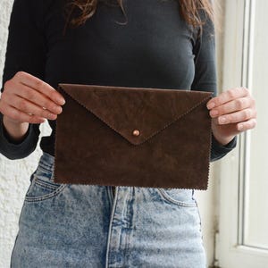 Bolso o cartera estilo sobre de ante marrón estilo bohemio vintage