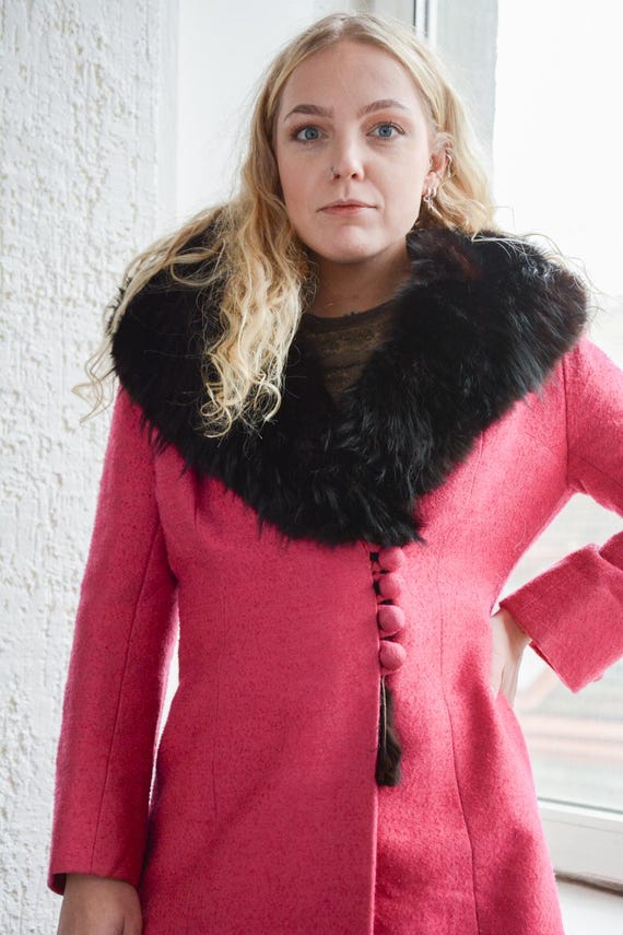 Abrigo vintage de lana rosa con cuello de piel auténtica de los