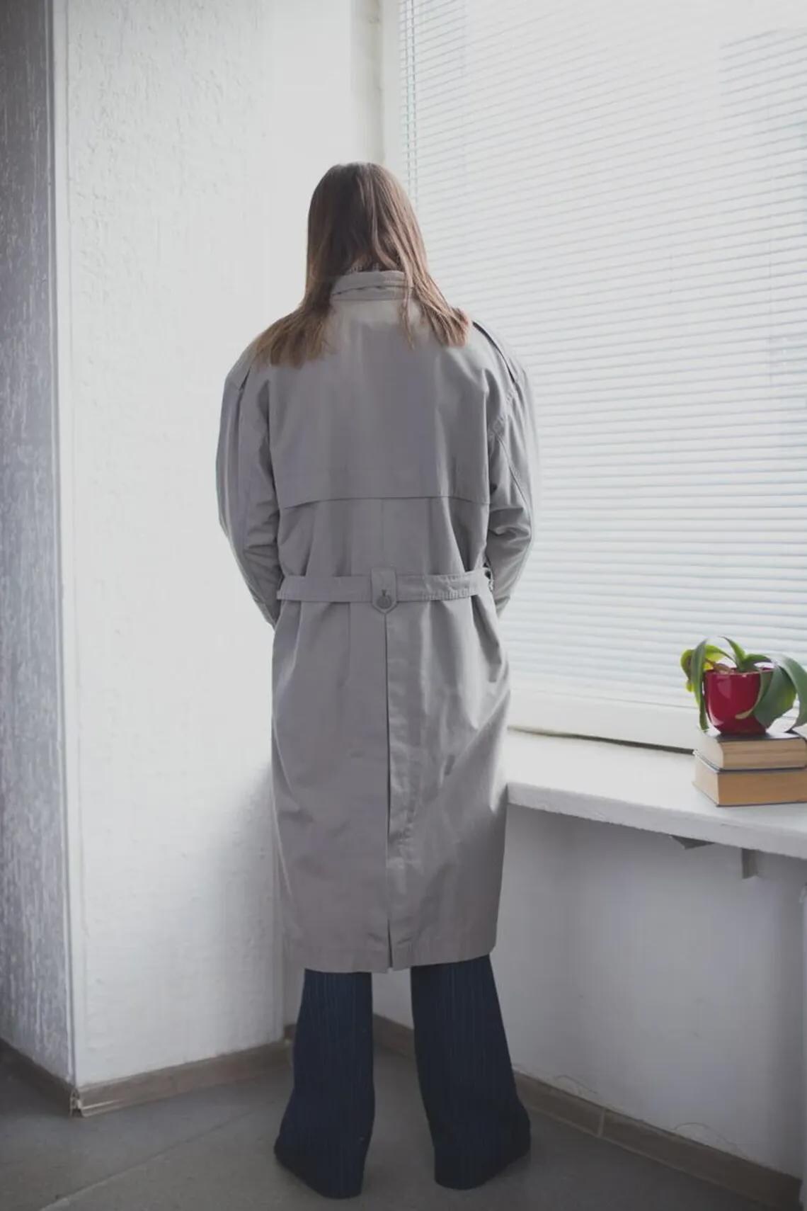 Vintage Minimalist Warm Trench Coat In Grey, foto 2 di 4