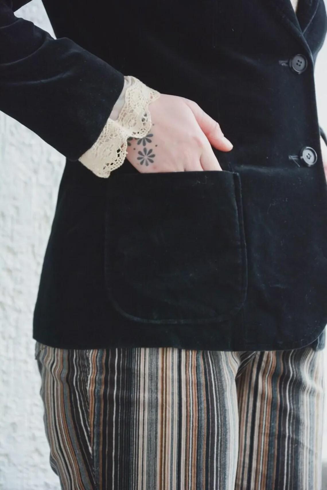 Vintage 1970s Black Velvet Classic Blazer Jacket, foto 2 di 4