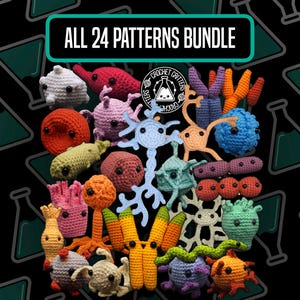 Könnte beinhalten: Eine Sammlung von 24 bunten gehäkelten Plüschfiguren, die verschiedene biologische Zellen und Mikroorganismen darstellen, jeweils mit kleinen schwarzen Augen. Der Text ALL 24 PATTERNS BUNDLE steht oben in einem schwarzen Kasten.