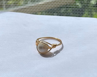 Anneau de perle enveloppé de fil fait à la main sur mesure