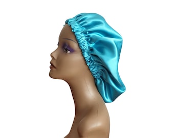 Può includere: Un copricapo da notte in raso blu turchese per proteggere i capelli durante il sonno.