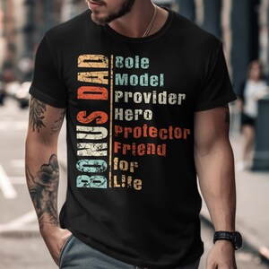 Koszulka z nadrukiem Bonus Dad Role Model Provider Hero Protector Friend For Life, prezent dla ojczyma, prezent na Dzień Ojca, koszulka z podziękowaniami