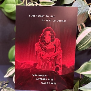 Op de afbeelding: Een rechthoekige kunstdruk met een donkere achtergrond en een centrale illustratie van een persoon in rode tinten. De tekst luidt: I JUST WANT TO LIVE. IS THAT SO WRONG? WHY DOESN'T ANYBODY ELSE WANT THAT? De figuur heeft lang haar en een gekwelde blik.