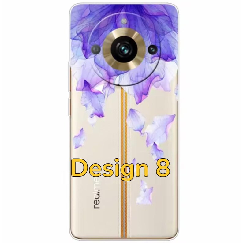 K&ouml;nnte beinhalten: Eine transparente Handyh&uuml;lle mit einem violetten Blumenmuster und einem goldenen Akzent. Die H&uuml;lle hat einen runden Kameraausschnitt mit einem goldenen Ring darum. Der Text "Design 8" ist auf der H&uuml;lle aufgedruckt. Der Text "realme" ist auf der H&uuml;lle aufgedruckt.
