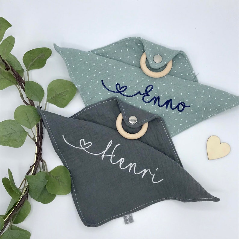 Spucktuch Musselin mit Holzring, Baby Geschenk personalisiert, Geschenk zur Geburt Bild 2