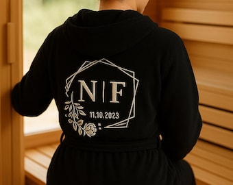 Personalisierter Bademantel mit Name oder Monogramm | Bestickt | Weiß oder Schwarz | Kapuzenbademantel | Wellness Geschenk Damen & Herren