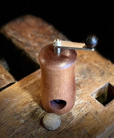 Nutmeg mill made of Meranti and new dns grinder