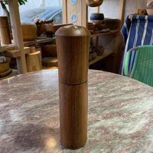 Snack mill: pepper mill and salt shaker made of walnut