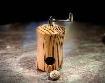 Nutmeg mill made of Aleppo pine with dns grinding mechanism