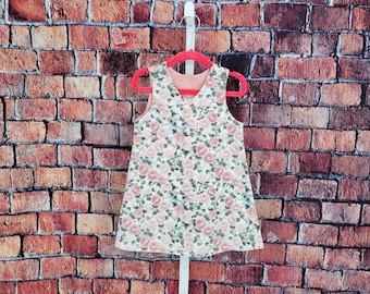 Precioso vestido de rosas rosas para bebé niña pequeña en su primer cumpleaños. Vacaciones de verano, vacaciones de Pascua, foto familiar, estilo campestre, bohemio, elegante, floral.