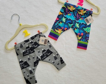 Elige entre arcoíris, paz, setas, superhéroes, montañas y dinosaurios. Leggings para niñas, niños, bebés y niños pequeños.