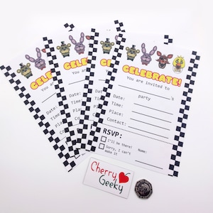 Puede incluir: Cinco invitaciones de fiesta a cuadros negros y blancos con una imagen de dibujos animados de un oso, un conejo y un zorro. Las invitaciones dicen "¡Celebra! Estás invitado a la fiesta de".