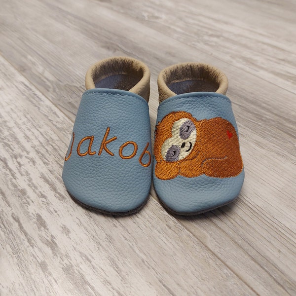 Krabbelschuhe Baby - Faultier Babyartikel - Lauflernschuhe mit Namen - Design Faultier 01 - Taubenblau/Milchkaffee