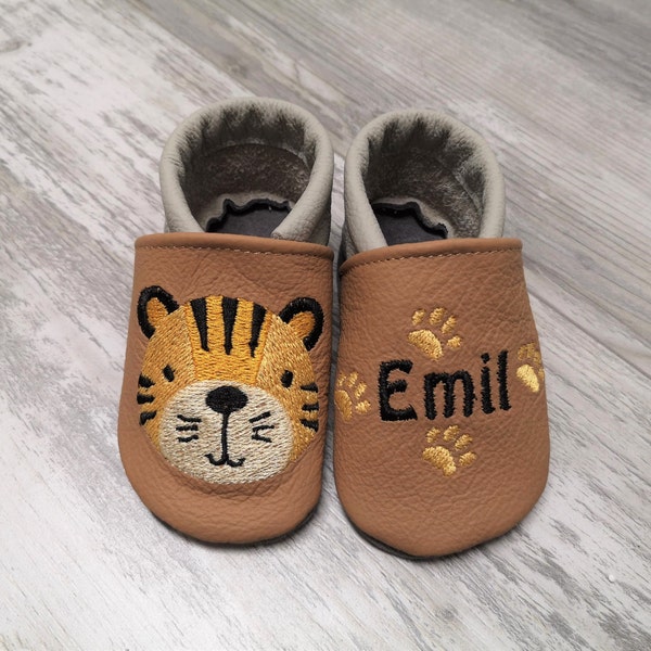 Hausschuh Tiger - Krabbelschuhe mit Namen - Geschenk Geburt personalisiert - Hellbraun/Hellgrau