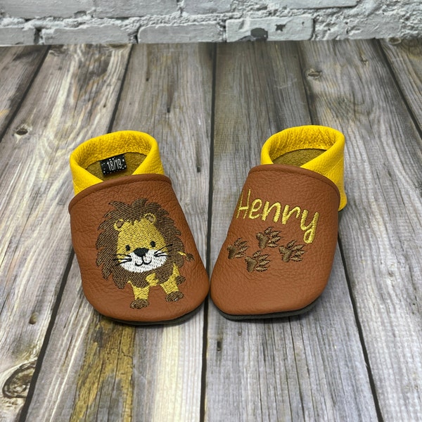 Personalisierte Kindergartenschuhe - Lederpuschen Löwe - Babyschuhe mit Name - Mittelbraun/Sonnengelb