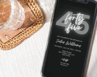Invitación de 45 cumpleaños para hombre, texto en gris y negro, plantilla editable de Canva