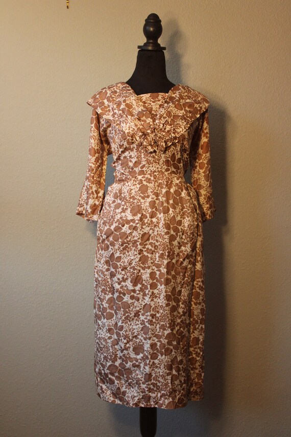 Vintage 1950s White and Brown Floral Wiggle Dress… - image 2