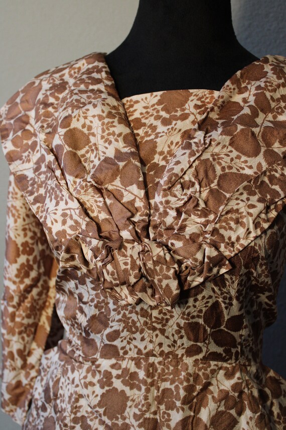 Vintage 1950s White and Brown Floral Wiggle Dress… - image 7